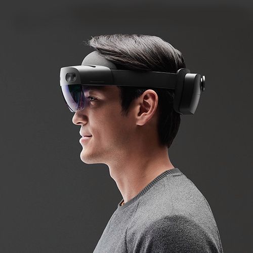 华为hol一t00格机华为HoloLens 100格机是华为公司推出的一款混合现实（MR）头戴式设备，它通过将虚拟世界与现实世界相结合，为用户带来全新的沉浸式体验。HoloLens 100格机采用了先进的光学技术、传感器和计算能力，使得用户可以在现实世界中与虚拟物体进行互动，实现多种应用场景。-图1